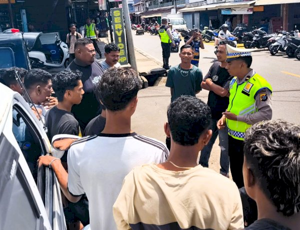 Polantas Menyapa, Satlantas Polres Flotim Sosialisasi Keselamatan ke Sopir Angkot