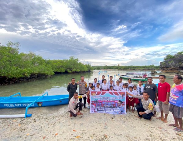 Perahu Harapan dari Kapolda NTT untuk Pelajar Pesisir Rote Ndao
