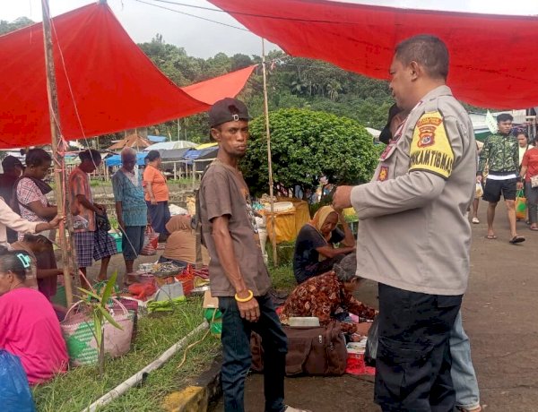 Cegah Gangguan Kamtibmas, Bhabinkamtibmas Sampaikan Imbauan di Pasar Boru
