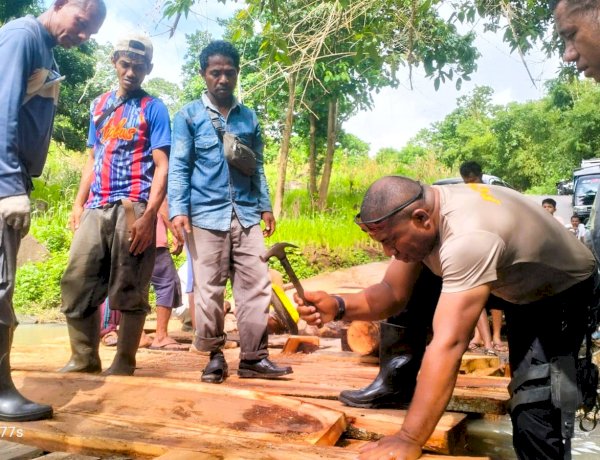 Polisi dan Warga Bersatu, Plat Deker Darurat Bangkitkan Akses Desa