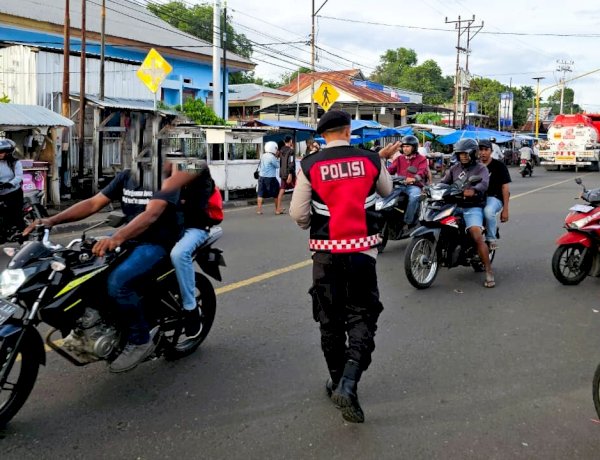 Kehadiran Personel Polres Flotim Bikin Aktivitas Berburu Ta’jil Lebih Aman dan Nyaman