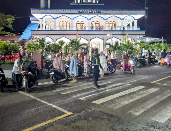 Pengamanan Sholat Tarawih, Polres Flotim Kawal Ibadah Hingga Usai