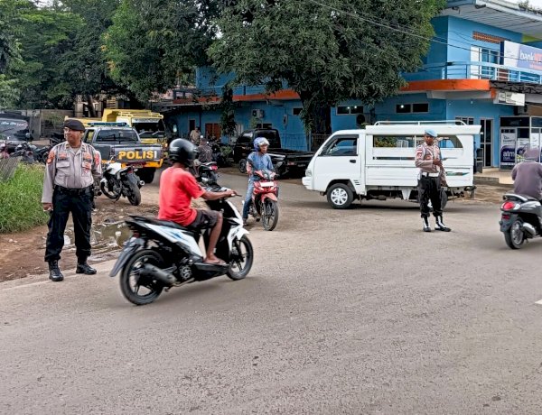 Hadir di Tengah Keramaian, Polsek Adotim Atur Arus Kendaraan di Pusat Ekonomi