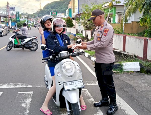 Berbagi Takjil di Depan Mako, Wujud Kepedulian Polres Flotim untuk Sesama