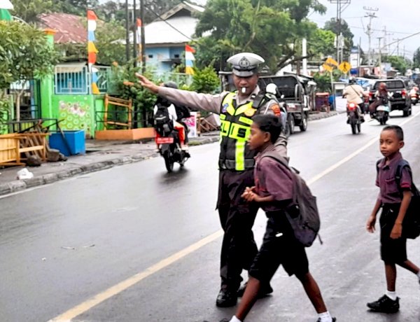 Satlantas Polres Flotim Hadir di Tengah Kesibukan Pagi Kota Larantuka