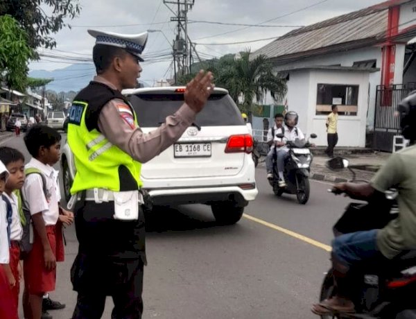 Satlantas Polres Flotim Bantu Pelajar Menyeberang Saat Jam Masuk Sekolah