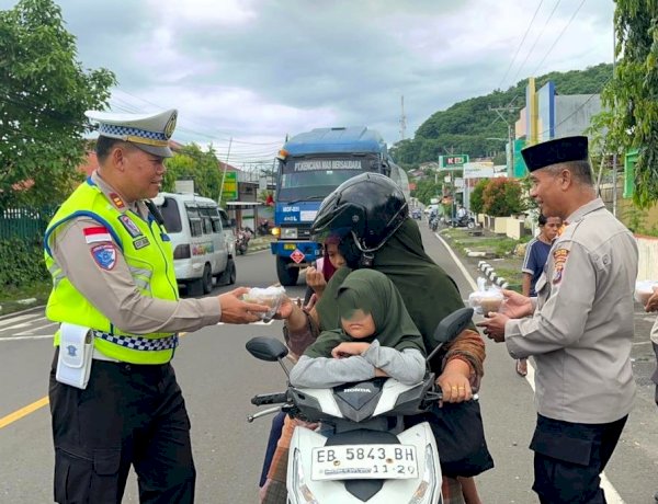 Peduli Sesama di Bulan Suci, Polres Flores Timur Bagikan Takjil Gratis
