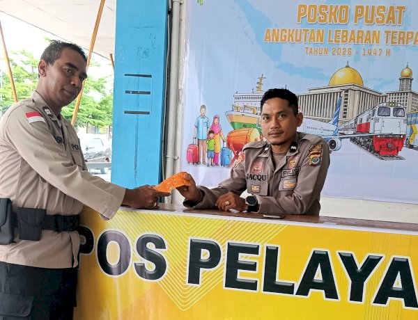Sidokkes Polres Flores Timur Bagikan Vitamin untuk Personel Pos Yan Bandara