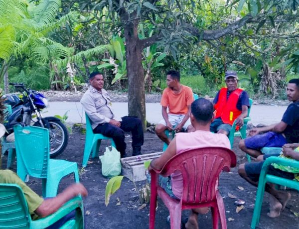 Tetap Kondusif, Bhabinkamtibmas Bripka Semarno Rangkul Pemuda Desa Nawokote