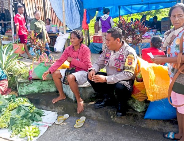Patroli Humanis di Pasar Boru, Bhabinkamtibmas Sampaikan Pesan Penting untuk Pedagang dan Pengunjung