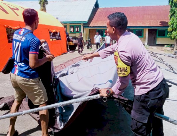 Bhabinkamtibmas Adonara Timur Bantu Sekolah Dirikan Tenda Darurat