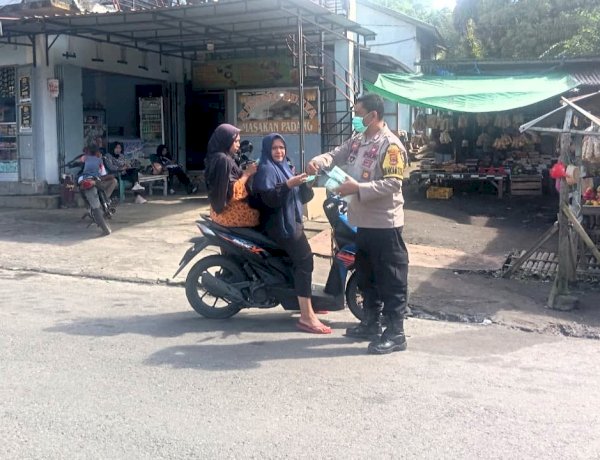 Peduli Dampak Erupsi, Bhabinkamtibmas Boru Bagikan Masker di Tengah Aktivitas Gunung Api