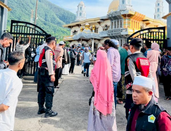 Hadir di Tengah Kebahagiaan Warga, Sat Samapta Polres Flotim Kawal Keberangkatan Jemaah Haji