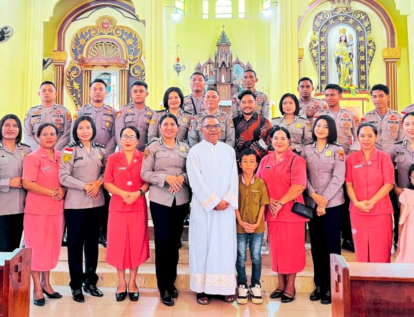 Lantunan Iman dari Polres Flores Timur, Koor Personel Warnai Misa Kenaikan Tuhan di Gereja Katedral Larantuka