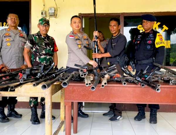 Dusun Bele Kembali Serahkan Senpira dan Sajam Secara Sukarela kepada Polres Flores Timur