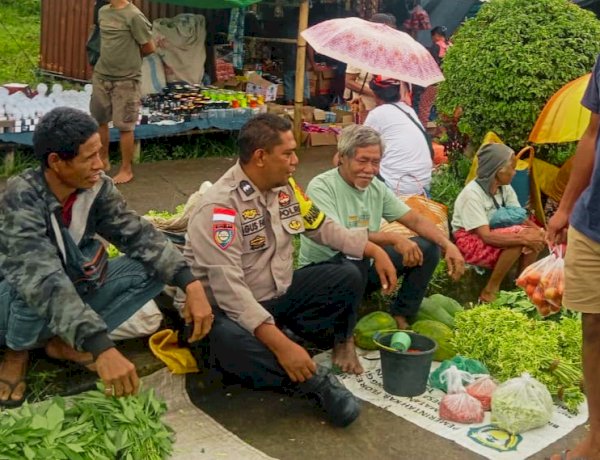 Hadir di Tengah Aktivitas Pasar, Aipda Agus Fay Sampaikan Pesan Kamtibmas dan Keselamatan