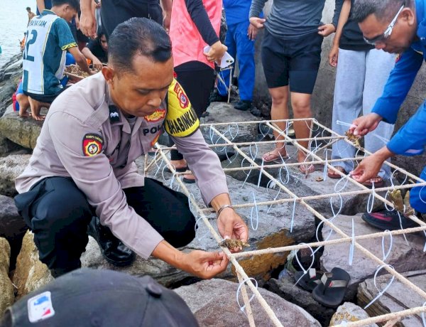 Jaga Laut Tetap Lestari, Aiptu Eldorado Bersama Polair dan Warga Tanam Media Terumbu Karang di Pesisir Pantai