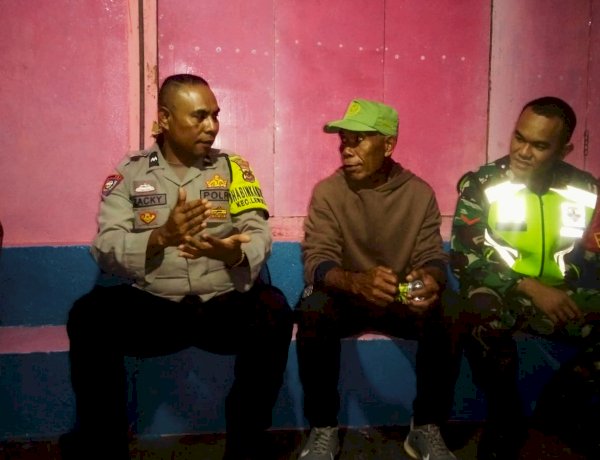 Patroli Dialogis di Riangkotek, AIPDA Sakarias Benu Ajak Warga Jaga Pesta Tetap Aman dan Damai