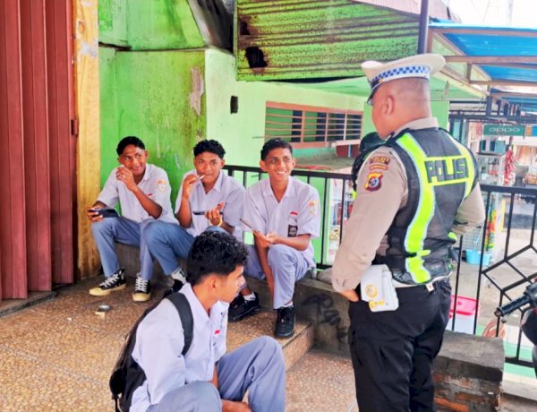 Polantas Menyapa, Satlantas Polres Flores Timur Edukasi Pelajar Tertib Berlalu Lintas