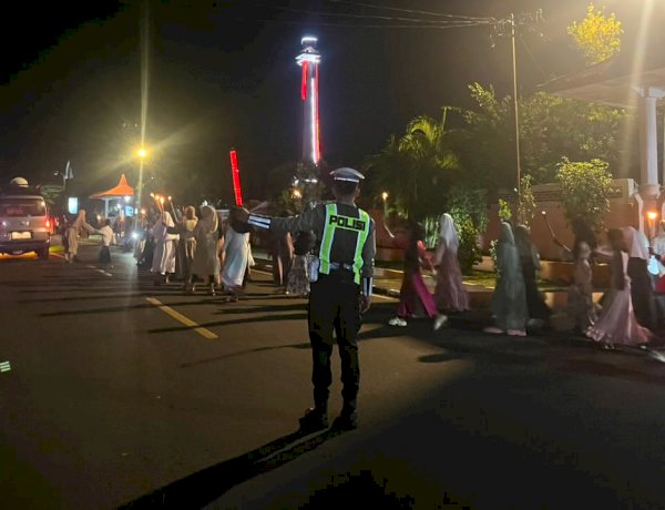 Pengamanan Humanis Polres Flores Timur Warnai Pawai Obor dan Takbiran Idul Adha 1447 H di Larantuka