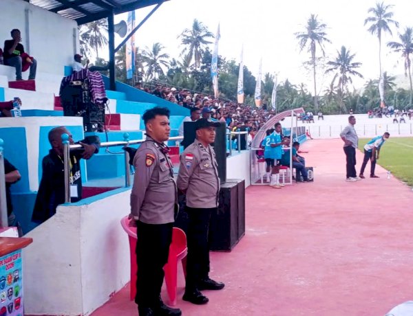 Personel Polsek Adonara Kawal Jalannya Ape Buan Cup II, Aman hingga Peluit Akhir