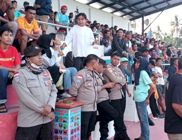 Hadir di Tengah Masyarakat, Personel Polsek Adonara Pastikan Ape Buan Cup II Berjalan Kondusif