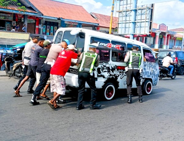 Aksi Sederhana yang Bermakna, Personel Polres Flores Timur Bantu Dorong Kendaraan Mogok
