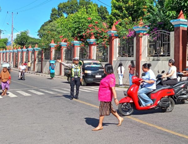 Mengawal Langkah Umat Beribadah, Satlantas Polres Flores Timur Wujudkan Lalu Lintas Aman