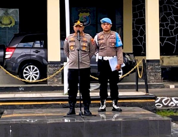 Apel Jam Pimpinan, Kapolres Flores Timur AKBP Adhitya Octorio Putra Tekankan Disiplin dan Loyalitas Personel