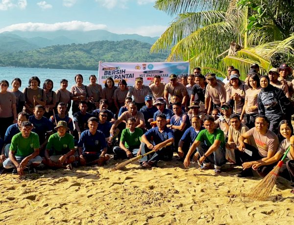 Hari Bhayangkara ke-80, Polres Flores Timur Bersama Instansi Terkait Bersihkan Pantai Jaga Warisan Alam