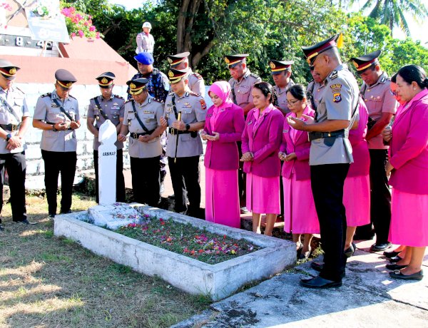 Mengenang Jasa Pahlawan, Polres Flores Timur Gelar Ziarah dan Tabur Bunga