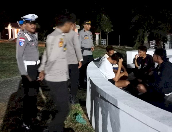 Sambangi Warga dan Pemuda, Patroli Malam Polres Flores Timur Kedepankan Pendekatan Humanis