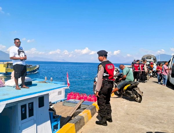 Hadir di Pelabuhan, Sat Samapta Polres Flores Timur Pastikan Aktivitas Penyeberangan Berjalan Kondusif