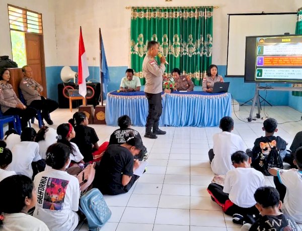 Satbinmas Polres Flores Timur Bekali Siswa SMPN 1 Lewolema Bijak Bermedia Sosial