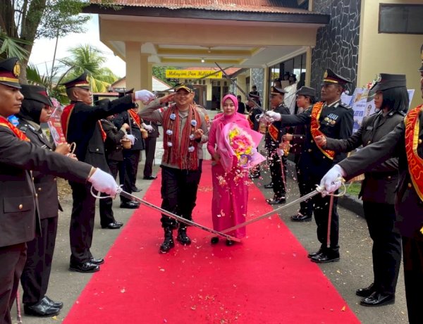 Tradisi Pedang Pora Antar Pelepasan AKBP Adhitya Octorio Putra dari Polres Flores Timur