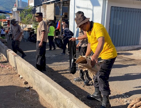 Sambut HUT RI ke-81, Wakapolres Flores Timur Kompol I Ketut Mastina Pimpin Kerja Bakti Bersihkan Pasar