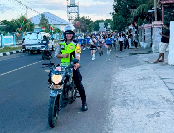 Bhabinkamtibmas Aiptu Thomas Raya Kawal Jalan Santai Warga, Suasana Aman dan Kebersamaan Terjaga