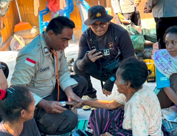 Tim Kesehatan Polres Flores Timur Layani Warga di Lokasi Pengungsian
