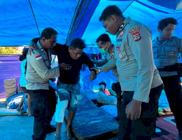 Sidokkes Polres Flotim Bantu Evakuasi Korban Gempa dari Tenda Pengungsian ke RSUD Aeramo