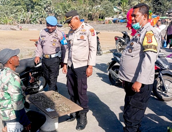 Kapolsek Wulanggitang Bersama Anggota Pantau Aktivitas Masyarakat di Pasar Boru