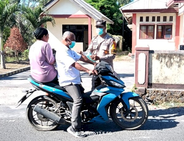 Di Tengah Aktivitas Lewotobi, Polsek Wulanggitang Bagikan Masker di Jalan Trans Larantuka-Maumere