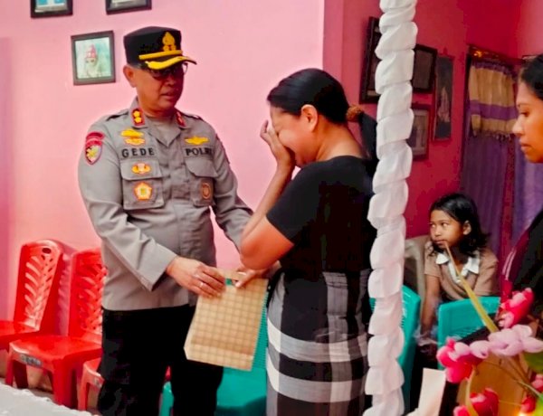 Hadir di Rumah Duka, Kapolres Flotim Beri Penguatan bagi Keluarga Almarhum Aipda Benny Maipauw