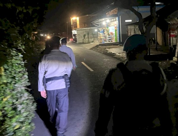 Patroli Malam di Wailingo, Polres Flotim Ajak Warga Jaga Kedamaian