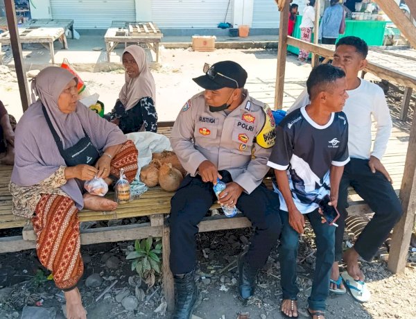 Sambang Warga di Pasar Baniona, Bhabinkamtibmas Rawat Suasana Tetap Kondusif