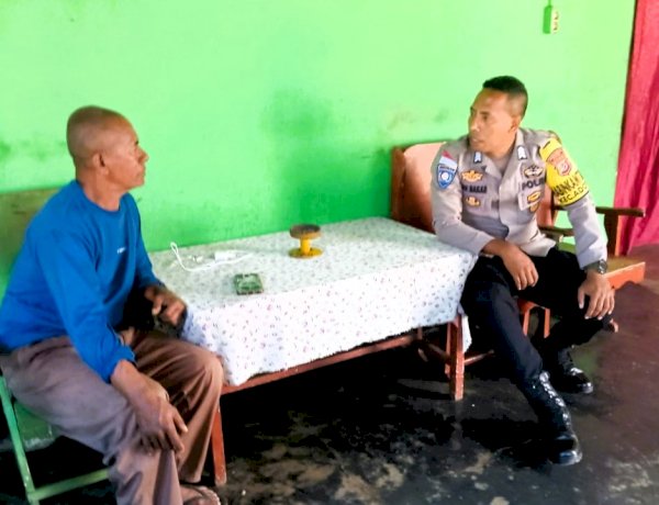 Duduk Bersama Warga, Bhabinkamtibmas Adonara Timur Titip Pesan Jaga Kamtibmas