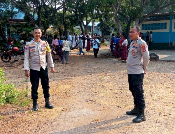 Bhabinkamtibmas Watowara Kawal Momen Istimewa Umat dengan Aman dan Tertib