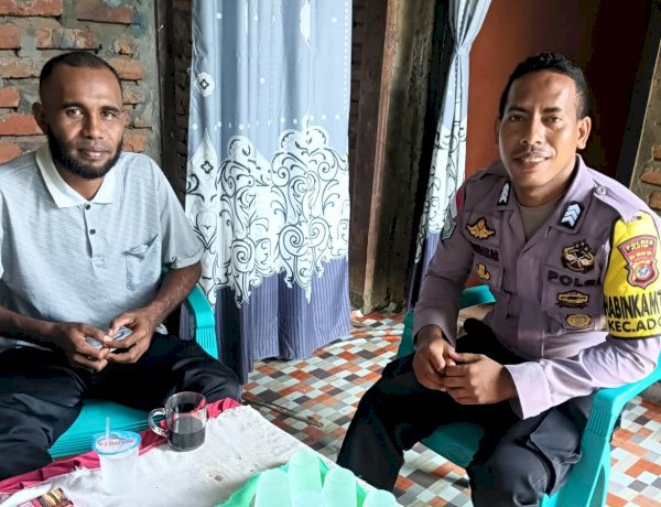 Komunikasi Jadi Kunci Kedamaian, Bhabinkamtibmas Sambangi Kepala Desa Ipiebang