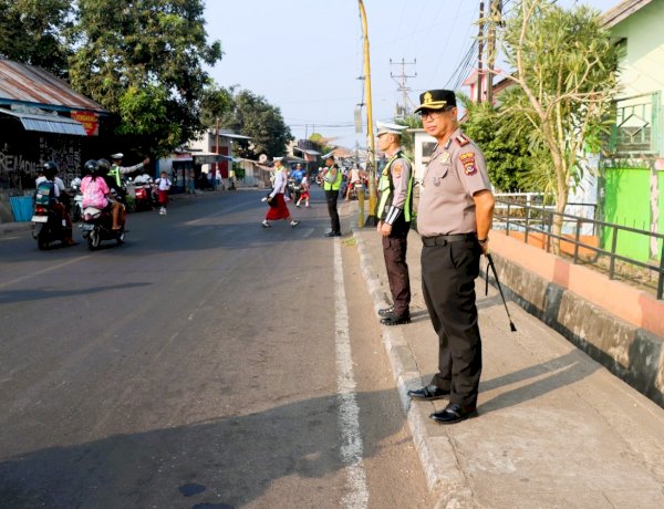 Hadir di Tengah Kesibukan Pagi, Kapolres dan Wakapolres Flores Timur Turun Langsung Atur Lalu Lintas