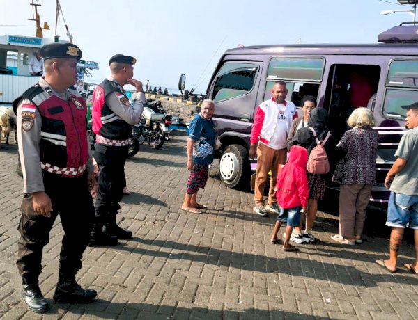Patroli Harkamtibmas, Sat Samapta Polres Flotim Jaga Ketertiban di Pelabuhan Larantuka