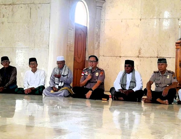 Jumat Keliling di Masjid As Syuhada, Kapolres Flores Timur Ajak Jamaah Jaga Kerukunan